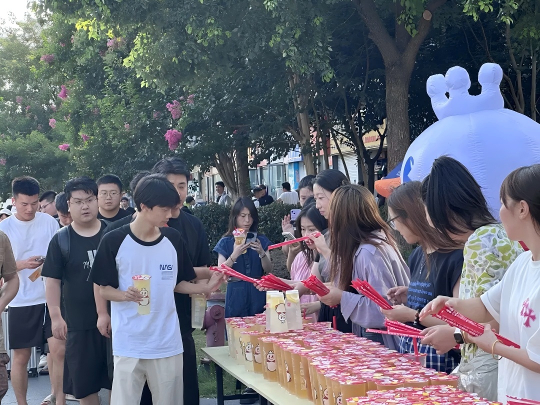 沁爽一夏·關(guān)愛(ài)同行 | 千杯冰飲送清涼，致敬高溫下的堅(jiān)守